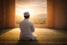 Ilustrasi seorang muslim berdoa dan merenung di dalam masjid
