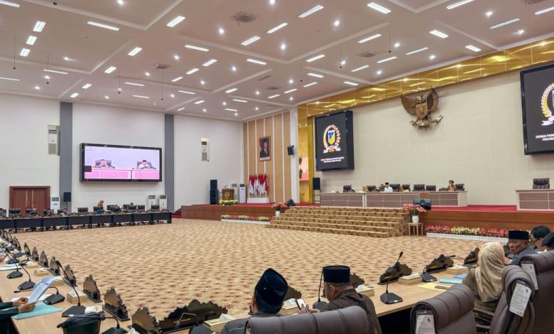 Suasana Sidang Paripurna DPRD Sulawesi Tengah Masa Sidang II Tahun 2026 di Ruang Sidang Utama DPRD Sulteng, Selasa (10/3/2026).