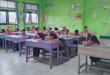 Siswa SD UPTD 040 Tarakan tetap bersemangat mengikuti kegiatan belajar mengajar selama bulan Ramadan meski menjalankan ibadah puasa. (Foto: SS/Interkini.co)