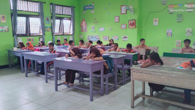 Siswa SD UPTD 040 Tarakan tetap bersemangat mengikuti kegiatan belajar mengajar selama bulan Ramadan meski menjalankan ibadah puasa. (Foto: SS/Interkini.co)