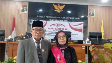 Nadjir bersama istri usai dilantik sebagai anggota DPRD Sigi melalui mekanisme PAW. (Foto: AH/Interkini.co)