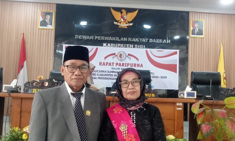 Nadjir bersama istri usai dilantik sebagai anggota DPRD Sigi melalui mekanisme PAW. (Foto: AH/Interkini.co)