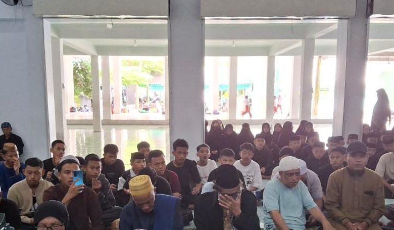 Setibanya di Palu, jemaah Gorontalo langsung berziarah di makam Habib Idrus bin Salim Aljufri sebagai bentuk penghormatan dan rindu. (Foto: ZH/INTERKINI.CO)