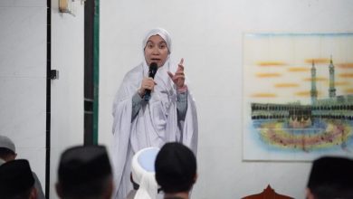 Wakil Wali Kota Palu, Imelda Liliana Muhidin, menghadiri Safari Ramadan Pemkot Palu di Masjid Al-Muttaqin Palupi, BTN Puskud, Kelurahan Palupi, Ahad (8/3/2026). Foto: Prokopim Pemkot Palu.
