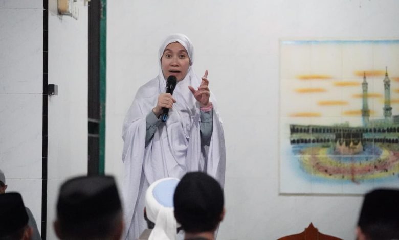 Wakil Wali Kota Palu, Imelda Liliana Muhidin, menghadiri Safari Ramadan Pemkot Palu di Masjid Al-Muttaqin Palupi, BTN Puskud, Kelurahan Palupi, Ahad (8/3/2026). Foto: Prokopim Pemkot Palu.