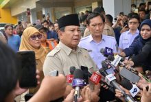 Presiden Prabowo Subianto usai menjenguk korban di RSUD dr. Chasbullah Abdulmadjid, Bekasi, Selasa (28/4/2026). (BPMI Setpres)