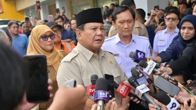 Presiden Prabowo Subianto usai menjenguk korban di RSUD dr. Chasbullah Abdulmadjid, Bekasi, Selasa (28/4/2026). (BPMI Setpres)