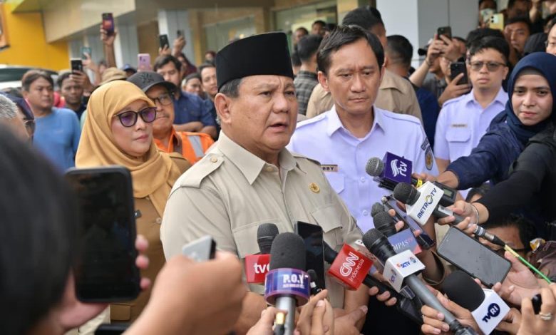 Presiden Prabowo Subianto usai menjenguk korban di RSUD dr. Chasbullah Abdulmadjid, Bekasi, Selasa (28/4/2026). (BPMI Setpres)