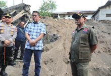 Kapusdatinkom BNPB Abdul Muhari bersama Wali Kota Bitung Hengky Honandar meninjau dampak gempa M 7,6 di Bitung. (Foto: BNPB)