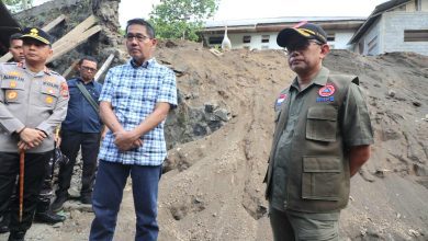 Kapusdatinkom BNPB Abdul Muhari bersama Wali Kota Bitung Hengky Honandar meninjau dampak gempa M 7,6 di Bitung. (Foto: BNPB)