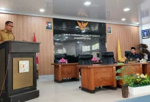Wakil Bupati Sigi, Samuel Yansen Pongi, membacakan penjelasan Bupati soal revisi Perda Pajak di DPRD Sigi, Selasa (14/4/2026). (Foto: Ist)