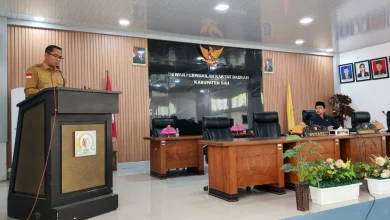 Wakil Bupati Sigi, Samuel Yansen Pongi, membacakan penjelasan Bupati soal revisi Perda Pajak di DPRD Sigi, Selasa (14/4/2026). (Foto: Ist)