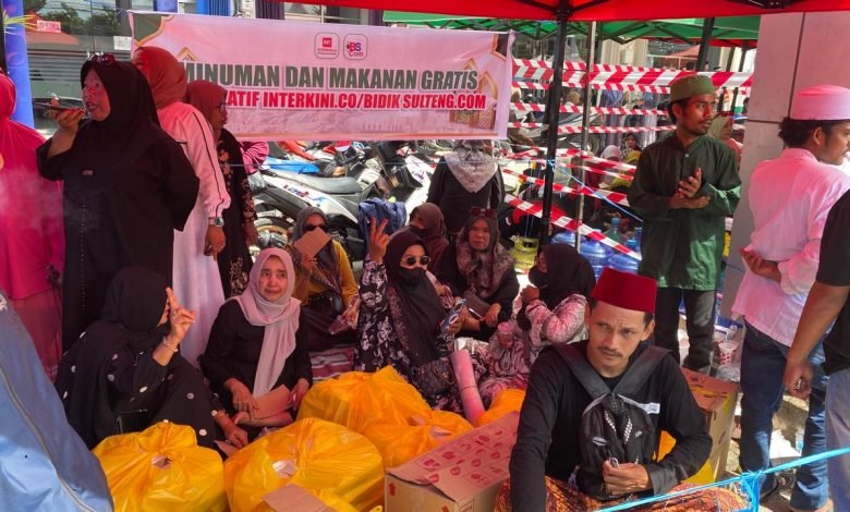 stan sederhana yang membagikan makanan dan minuman gratis kepada jemaah. Stan ini dikelola oleh tim kreatif media online Interkini.co bersama tim kreatif Bidiksulteng.com