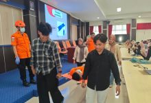 Personel SAR Palu menjadi narasumber simulasi kebencanaan dan K3 di Untad untuk meningkatkan kesiapsiagaan mahasiswa.