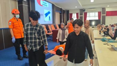 Personel SAR Palu menjadi narasumber simulasi kebencanaan dan K3 di Untad untuk meningkatkan kesiapsiagaan mahasiswa.