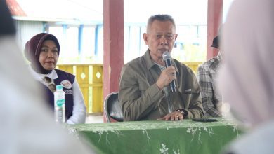 Bupati Sigi Mohamad Rizal Intjenae bersama Ketua TP-PKK Sigi Siti Halwiah saat rapat di Desa Tomado, Kecamatan Lindu, Minggu (5/4/2026). (Foto: Sk/IN)
