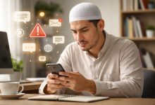 Ilustrasi seseorang menggunakan ponsel, mencerminkan sikap bijak dan tabayyun di era digital.