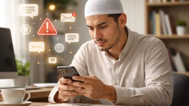 Ilustrasi seseorang menggunakan ponsel, mencerminkan sikap bijak dan tabayyun di era digital.