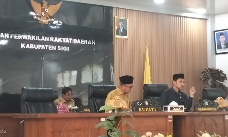 Rapat Paripurna Ke-Tujuh DPRD Sigi, Selasa (14/4/2026), saat fraksi-fraksi menyampaikan pandangan umum atas Raperda Pajak Daerah dan Retribusi Daerah.