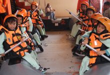 Siswa TK Aisyiyah XIII Pengawu mencoba peralatan perahu karet dan mengenakan perlengkapan keselamatan saat kunjungan edukasi di Kantor Basarnas Palu. (Foto: Basarnas Palu)