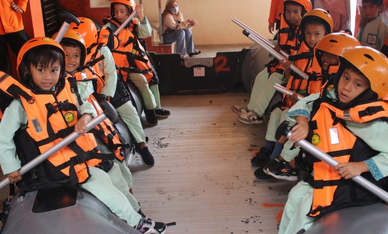 Siswa TK Aisyiyah XIII Pengawu mencoba peralatan perahu karet dan mengenakan perlengkapan keselamatan saat kunjungan edukasi di Kantor Basarnas Palu. (Foto: Basarnas Palu)