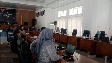 Situasi rapat Pansus II DPRD Sigi berlangsung pada sesi pagi sebelum skorsing istirahat (Isoma), Selasa, 21 April 2026. (Foto: A6/in)