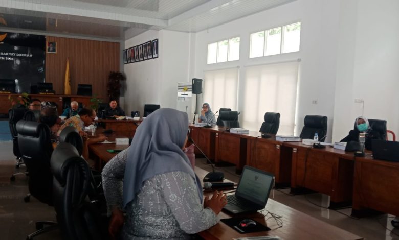 Situasi rapat Pansus II DPRD Sigi berlangsung pada sesi pagi sebelum skorsing istirahat (Isoma), Selasa, 21 April 2026. (Foto: A6/in)