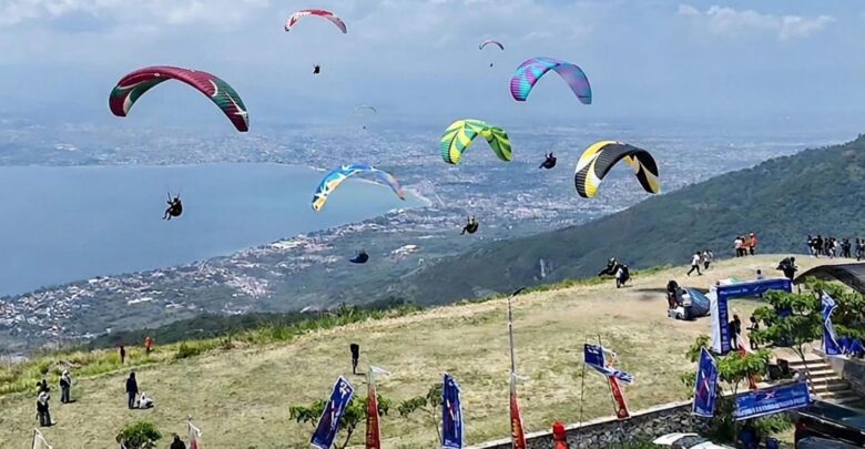 Sejumlah atlet paralayang mengikuti Gubernur Cup International Paragliding Cross Country (IPXC) 1st Series Salena 2026 di Bukit Salena, Sabtu (25/4/2026).((Foto: IST)