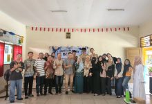 Panitia dan peserta Mubes I Alumni Madrasah Aliyah Alkhairaat Biromaru berfoto bersama usai musyawarah yang menetapkan ketua umum pertama.