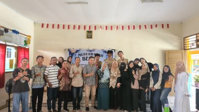 Panitia dan peserta Mubes I Alumni Madrasah Aliyah Alkhairaat Biromaru berfoto bersama usai musyawarah yang menetapkan ketua umum pertama.