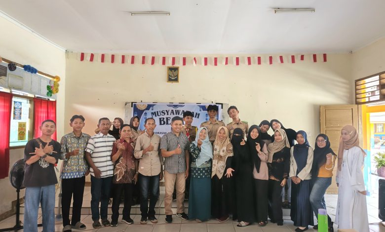 Panitia dan peserta Mubes I Alumni Madrasah Aliyah Alkhairaat Biromaru berfoto bersama usai musyawarah yang menetapkan ketua umum pertama.