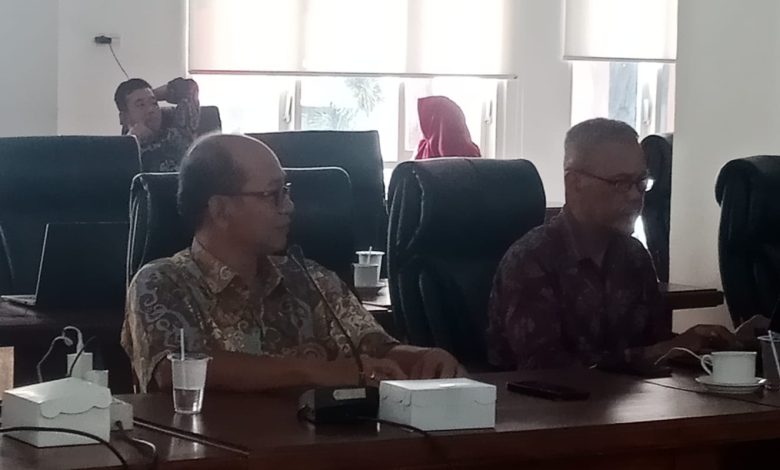 Henri Kusuma Rombe saat memaparkan capaian BPBD Sigi dalam rapat Pansus II DPRD Sigi, 21 April 2026.