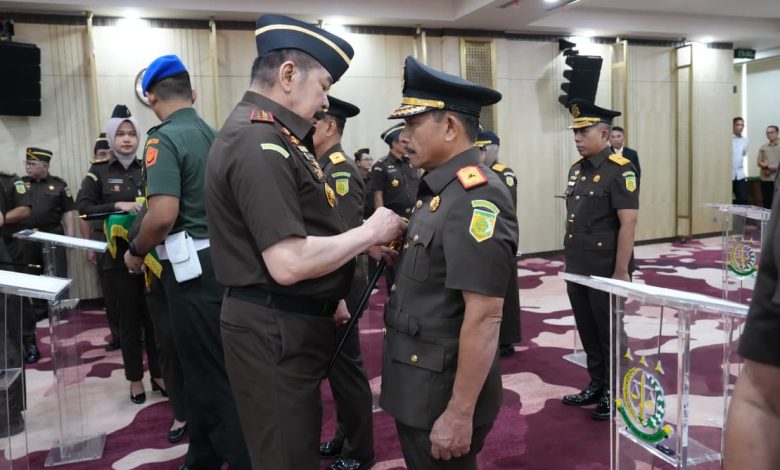 Jaksa Agung Republik Indonesia ST. Burhanuddin melantik Zullikar Tanjung, S.H., M.H sebagai Kepala Kejaksaan Tinggi Sulawesi Tengah, Rabu (29/4/2025).