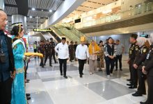 Gubernur Sulteng Anwar Hafid menyambut Kajati baru di Bandara Mutiara SIS Al-Jufri Palu, Senin (4/5/2026).