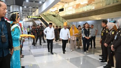 Gubernur Sulteng Anwar Hafid menyambut Kajati baru di Bandara Mutiara SIS Al-Jufri Palu, Senin (4/5/2026).