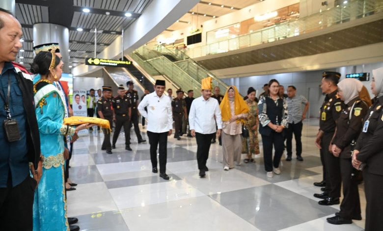 Gubernur Sulteng Anwar Hafid menyambut Kajati baru di Bandara Mutiara SIS Al-Jufri Palu, Senin (4/5/2026).