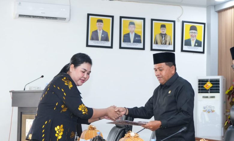 Rapat paripurna DPRD Kabupaten Sigi menetapkan rekomendasi LKPJ Tahun 2025 setelah pembahasan oleh Panitia Khusus II, Rabu (30/4/2026).