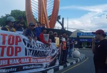 Jurnalis di Palu, Sulawesi Tengah, menggelar aksi World Press Freedom Day di Tugu Nol Kilometer, Minggu (3/5/2026), menyoroti tekanan terhadap kebebasan pers. (Foto: A6/Interkini.co)