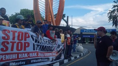 Jurnalis di Palu, Sulawesi Tengah, menggelar aksi World Press Freedom Day di Tugu Nol Kilometer, Minggu (3/5/2026), menyoroti tekanan terhadap kebebasan pers. (Foto: A6/Interkini.co)