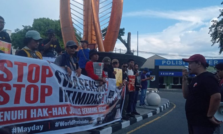 Jurnalis di Palu, Sulawesi Tengah, menggelar aksi World Press Freedom Day di Tugu Nol Kilometer, Minggu (3/5/2026), menyoroti tekanan terhadap kebebasan pers. (Foto: A6/Interkini.co)