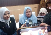 Wakil Gubernur Sulawesi Tengah dr. Reny Lamadjido didampingi Dirut RSUD Undata dr. Jumriani memberi keterangan di RSUD Undata Palu, Senin (4/5/2026). (Foto: a6/INTERKINI.CO)