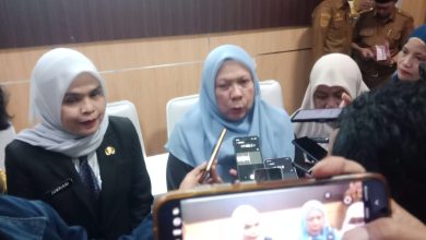 Wakil Gubernur Sulawesi Tengah dr. Reny Lamadjido didampingi Dirut RSUD Undata dr. Jumriani memberi keterangan di RSUD Undata Palu, Senin (4/5/2026). (Foto: a6/INTERKINI.CO)