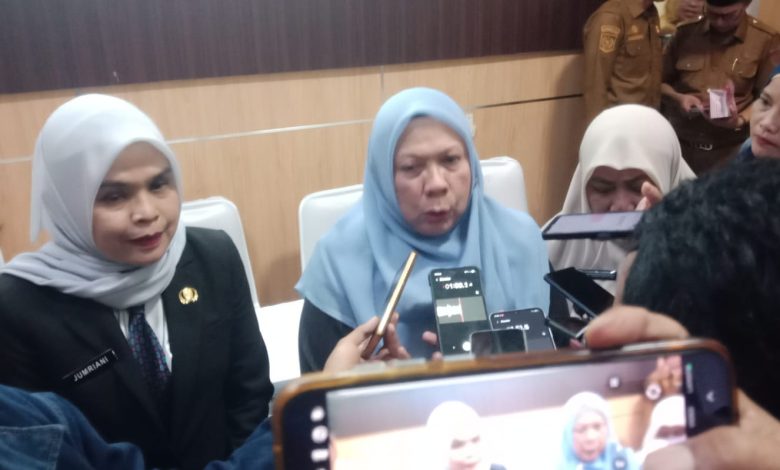 Wakil Gubernur Sulawesi Tengah dr. Reny Lamadjido didampingi Dirut RSUD Undata dr. Jumriani memberi keterangan di RSUD Undata Palu, Senin (4/5/2026). (Foto: a6/INTERKINI.CO)