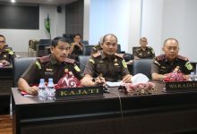 Kejati Sulteng memimpin ekspose penghentian penuntutan dua perkara Morowali dan Parigi Moutong melalui restorative justice.