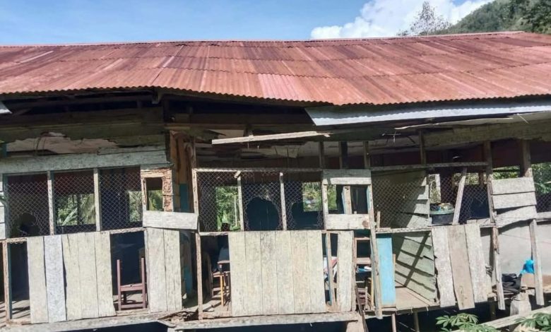 Kondisi sekolah di Gondalon, Parigi Moutong, mengalami kerusakan dan membutuhkan perbaikan fasilitas belajar.