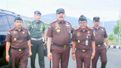 Jaksa Agung RI ST Burhanuddin tiba dalam kunjungan kerja ke Kejaksaan Negeri Sigi, Sulawesi Tengah, didampingi Kepala Kejati Sulawesi Tengah, Kepala Kejari Sigi, jajaran Kejaksaan, dan unsur pengamanan.