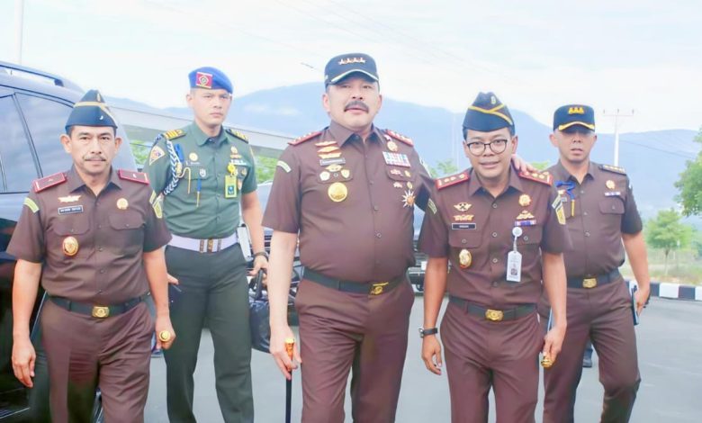 Jaksa Agung RI ST Burhanuddin tiba dalam kunjungan kerja ke Kejaksaan Negeri Sigi, Sulawesi Tengah, didampingi Kepala Kejati Sulawesi Tengah, Kepala Kejari Sigi, jajaran Kejaksaan, dan unsur pengamanan.