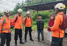 Tim SAR Pos Luwuk berkoordinasi dengan keluarga korban dalam pencarian dua pendaki tersesat di Gunung Country, Banggai, Minggu (10/5/2026).