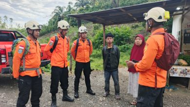 Tim SAR Pos Luwuk berkoordinasi dengan keluarga korban dalam pencarian dua pendaki tersesat di Gunung Country, Banggai, Minggu (10/5/2026).