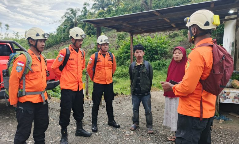 Tim SAR Pos Luwuk berkoordinasi dengan keluarga korban dalam pencarian dua pendaki tersesat di Gunung Country, Banggai, Minggu (10/5/2026).